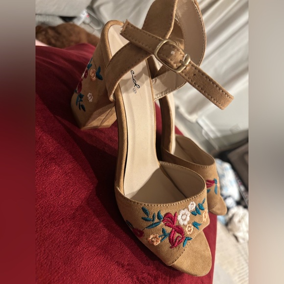 Qupid Floral Embroidered Block Heels Size 9 Tan Boho - Picture 4 of 5